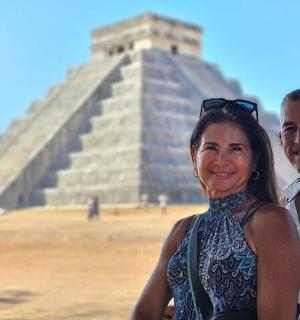 一名男子和一名女子站在金字塔前