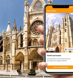 一个人在大教堂前举着手机