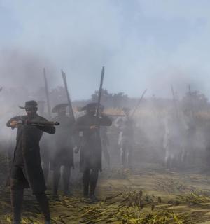 eine Gruppe von Männern, die mit Waffen auf einem Feld stehen