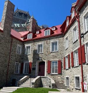 ein großes Backsteingebäude mit roten Fensterläden