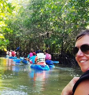 一群人划着皮划艇沿河而下