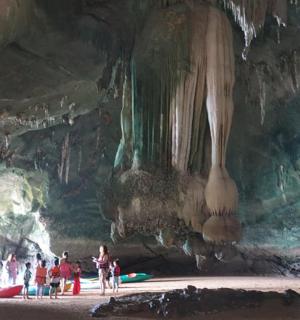 一群人站在山洞里