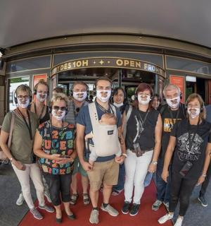 eine Gruppe von Menschen steht vor einem Bus