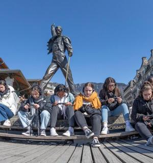 skupina lidí sedících před sochou