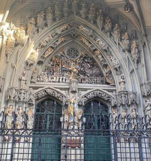 一座有很多雕像的建筑