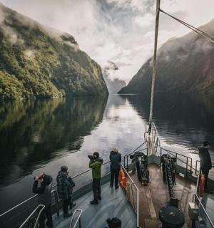 一群人在河里的船上