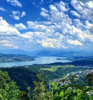 pohled na vodní plochu v údolí