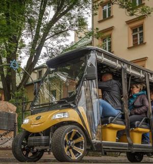 一群人乘坐高尔夫球车