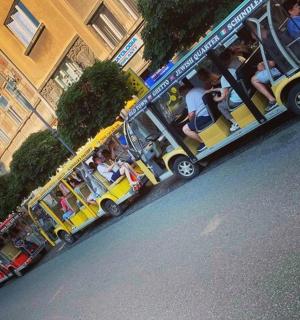 一群人坐过山车