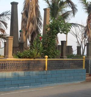 有棕榈树和栅栏的挡土墙