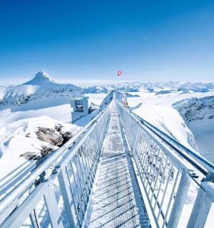 jalan setapak di salju dengan pegunungan di latar belakang