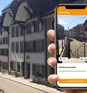 一个人在建筑物前拿着手机