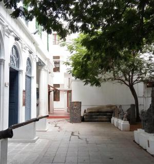 一栋建筑的庭院，有一棵树和一张沙发