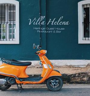 一辆橙色摩托车停在一栋建筑前