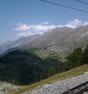 有火车轨道的山脉景观