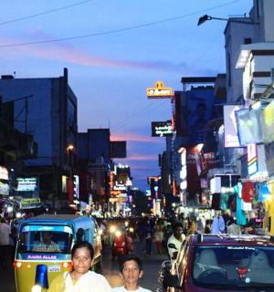 一条繁忙的城市街道，街上车辆和行人
