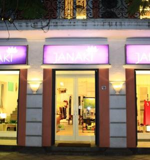 一家店面前面有紫色霓虹灯招牌