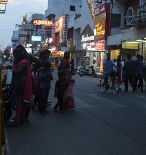 一群人站在繁忙的城市街道上