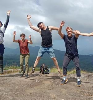 一群人站在山顶上