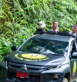 一群人坐在卡车后面