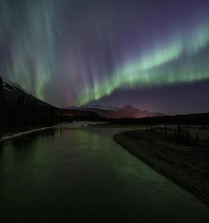 河流上空的北极光图像