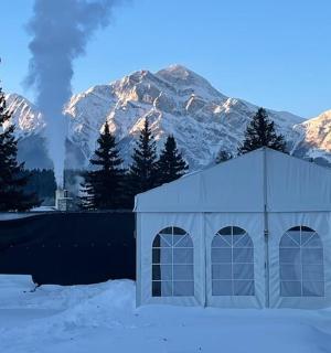 ein Gebäude im Schnee mit Bergen im Hintergrund