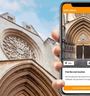 教堂前拿着手机的人
