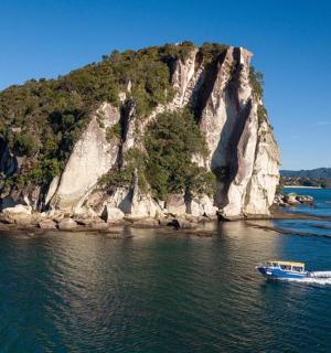 岛屿旁边水中的一艘船