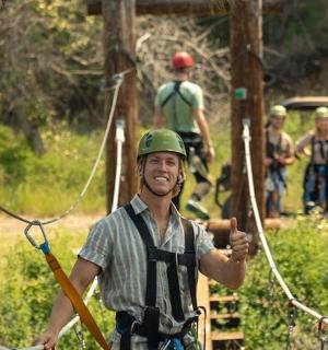 一名男子在丛林中滑索