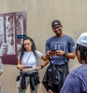 一群人站在一栋建筑物前