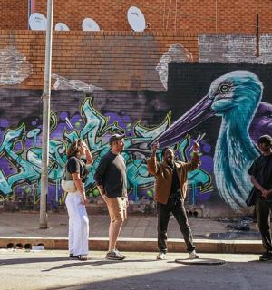 一群人站在壁画前