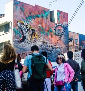 一群人站在壁画前