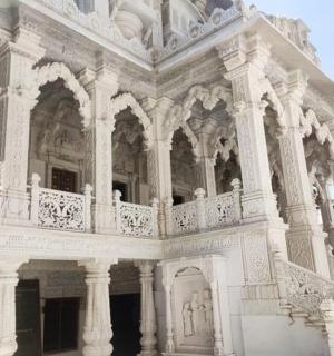 一栋带阳台的白色大楼