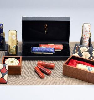 一组三个装有不同类型蜡烛的盒子