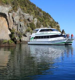 悬崖边水中的一艘船