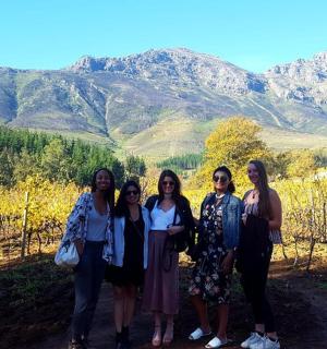 一群妇女站在一座山前