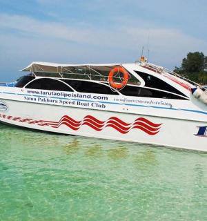 停在沙滩上的一艘船