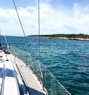 paat vees väikese saare lähedal