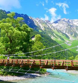 一座横跨河流的桥，背景是群山