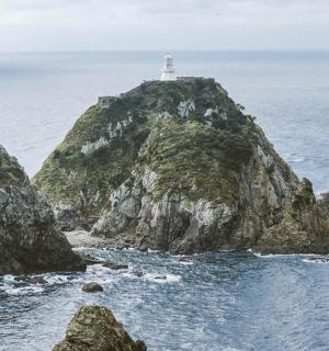 海洋中岩石岛上的灯塔