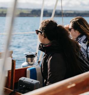 两名女子坐在水中的船上