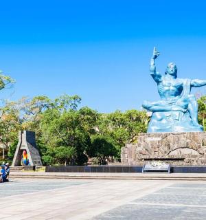 公园里的女人雕像