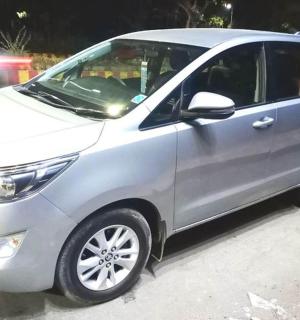 stříbrný minivan zaparkovaný na parkovišti