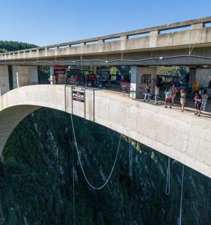 河上的一座桥，上面有人行走