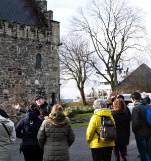 一群人站在建筑物外面