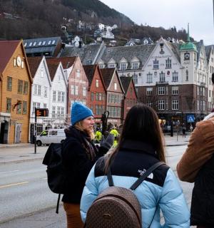 一群人走在城市街道上