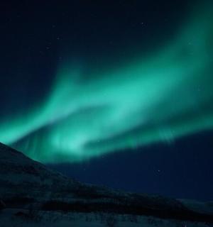 山上天空的极光