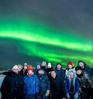 一群人站在北极光下