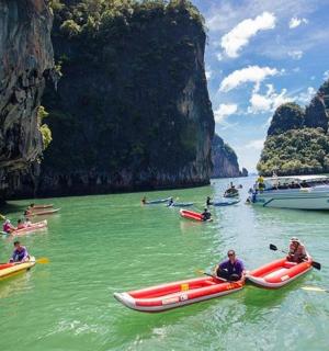 一群人划着皮划艇在海湾的水中
