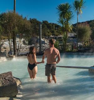 一名男子和一名女子站在游泳池里